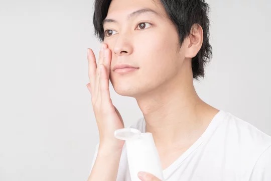 男性がクレンジングしている様子"